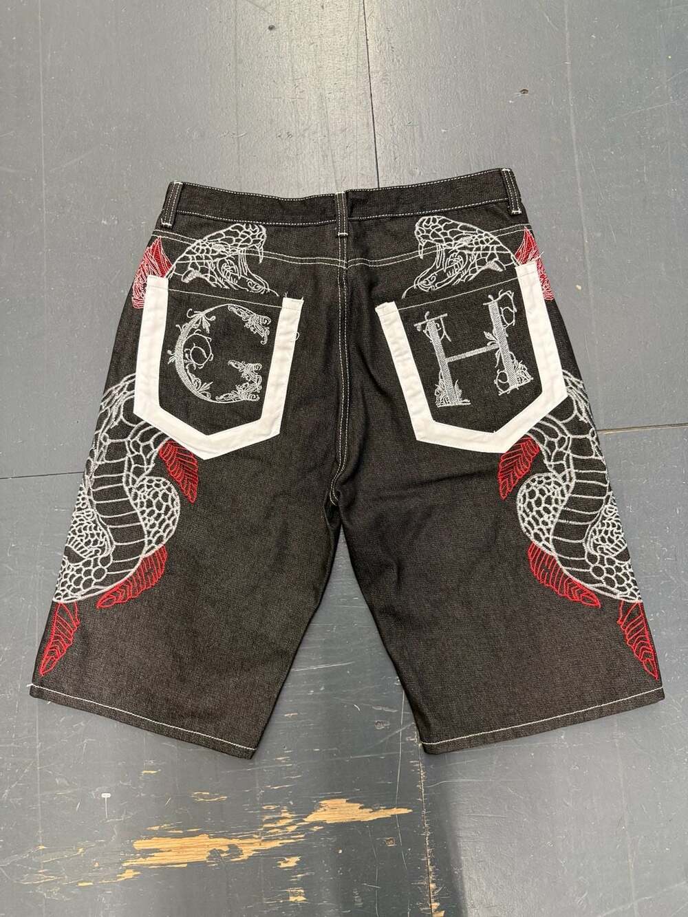 Crown Holder Game Time Denim Shorts Size 36 Black Snake Embroidery - Picture 2 of 8